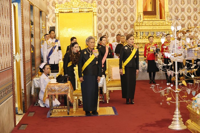 ในหลวง ทรงพระราชปฏิสันถารกับ กรมสมเด็จพระเทพฯ และทูลกระหม่อมหญิง ภาพแห่งสายใยในราชวงศ์ ในหลวง ทรงพระราชปฏิสันถารกับ กรมสมเด็จพระเทพฯ และทูลกระหม่อมหญิง ภาพแห่งสายใยในราชวงศ์