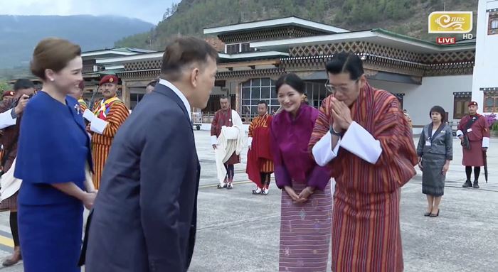 ในหลวง - พระราชินี เสด็จฯ กลับจากภูฏาน ในหลวง - พระราชินี เสด็จฯ กลับจากภูฏาน
