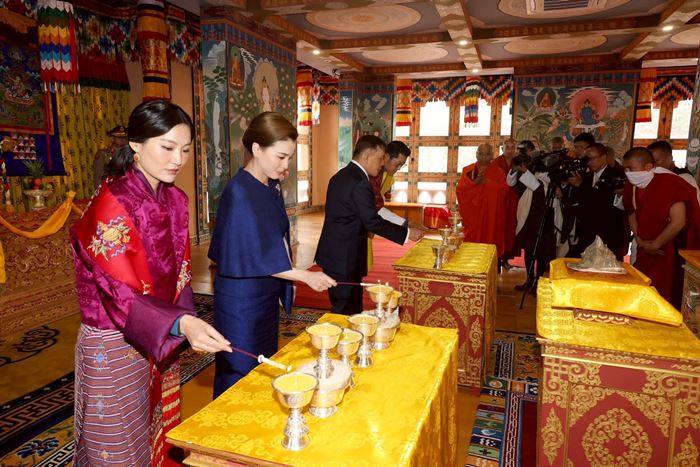ในหลวง - พระราชินี เสด็จฯ กลับจากภูฏาน ในหลวง - พระราชินี เสด็จฯ กลับจากภูฏาน