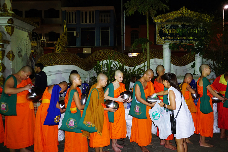 วัฒนธรรมประเพณีภาคเหนือ ประเพณีภาคเหนือ ประเพณีตักบาตรเป็งปุ๊ด