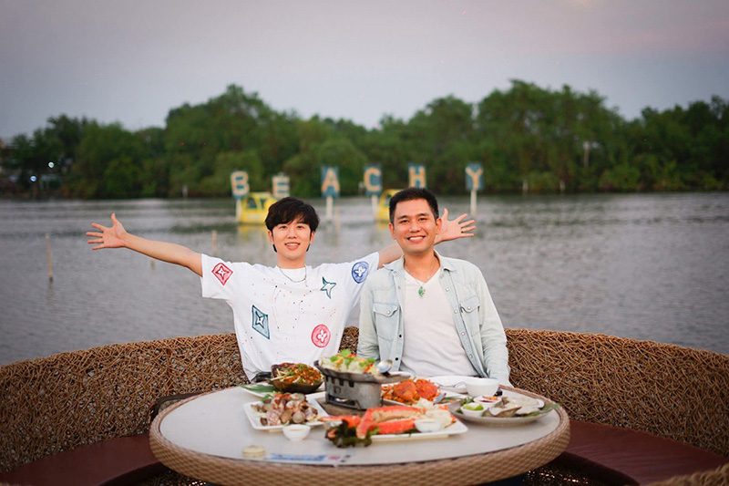 ร้านอาหารริมน้ำ บรรยากาศร้าน Beachy Cafe