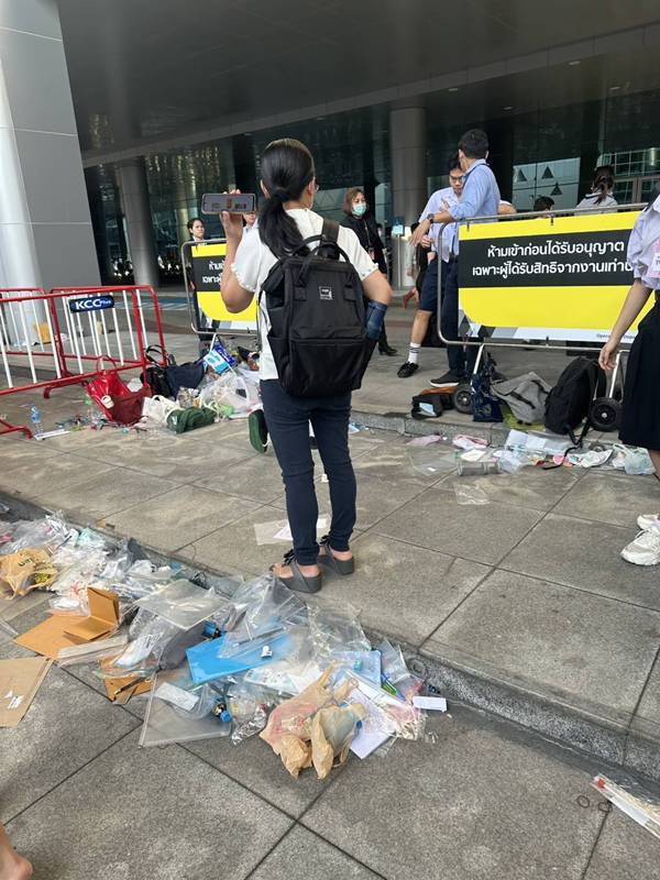 นักเรียนทิ้งเงินหน้าห้องสอบ