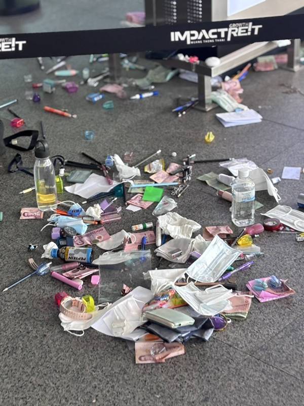 นักเรียนทิ้งเงินหน้าห้องสอบ