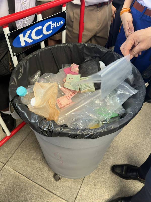 นักเรียนทิ้งเงินหน้าห้องสอบ