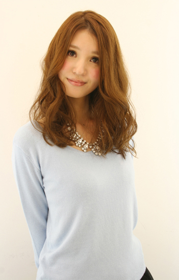 สีผมที่ทําให้หน้าขาว สีผมที่ทําให้หน้าขาว