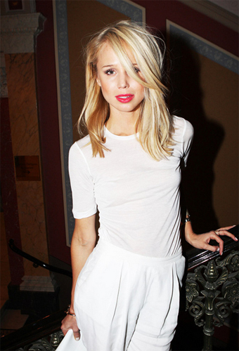 เสื้อยืดสีขาว เสื้อยืดสีขาว