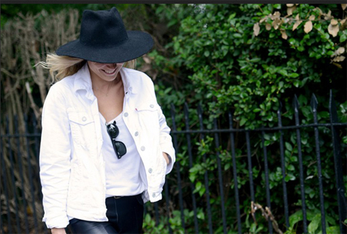 เสื้อยืดสีขาว เสื้อยืดสีขาว