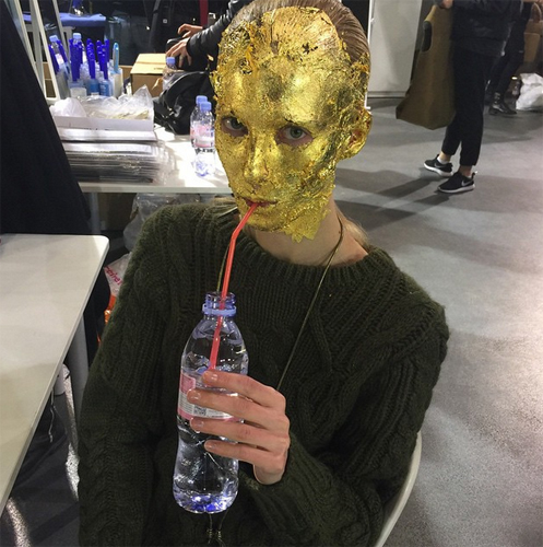 นางแบบปิดทองบนหน้า นางแบบปิดทองบนหน้า