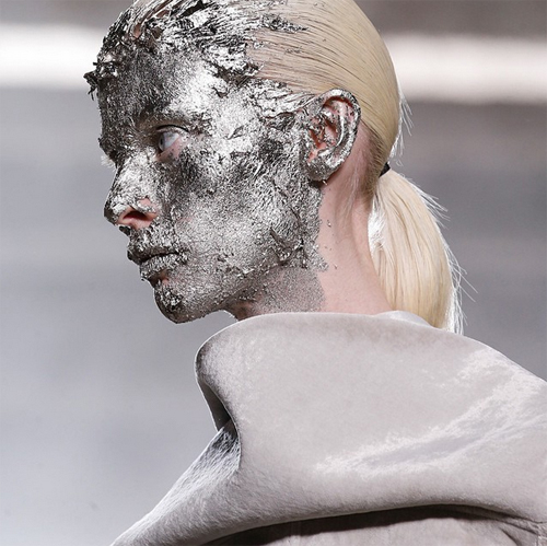 นางแบบปิดทองบนหน้า นางแบบปิดทองบนหน้า