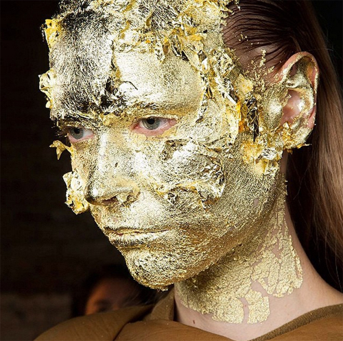 นางแบบปิดทองบนหน้า นางแบบปิดทองบนหน้า