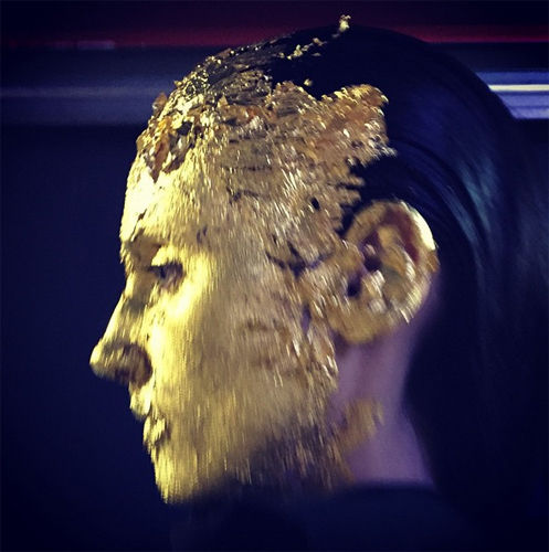 นางแบบปิดทองบนหน้า นางแบบปิดทองบนหน้า