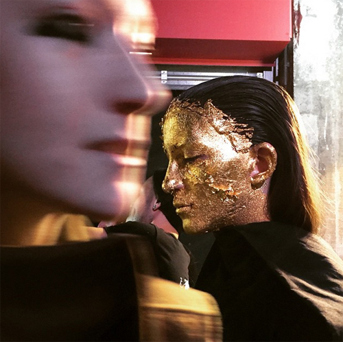 นางแบบปิดทองบนหน้า นางแบบปิดทองบนหน้า