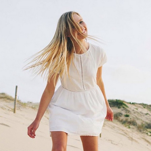 ชุดเดรสสีขาว ชุดเดรสสีขาว