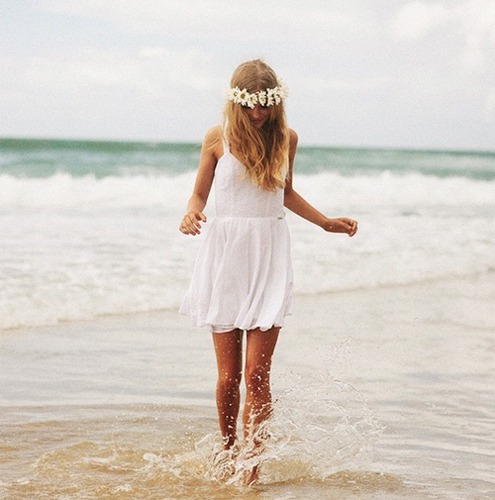 ชุดเดรสสีขาว ชุดเดรสสีขาว