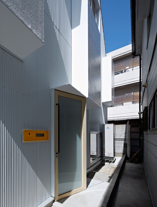 ตึกเล็กกลางชุมชน ตกแต่งภายในเล่นระดับ แจ่มสุด ๆ ตึกเล็กกลางชุมชน ตกแต่งภายในเล่นระดับ แจ่มสุด ๆ