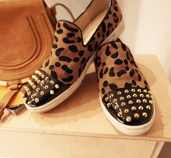 รองเท้าผ้าใบผู้หญิงลายเสือดาว รองเท้าผ้าใบผู้หญิงลายเสือดาว