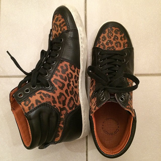 รองเท้าผ้าใบผู้หญิงลายเสือดาว รองเท้าผ้าใบผู้หญิงลายเสือดาว