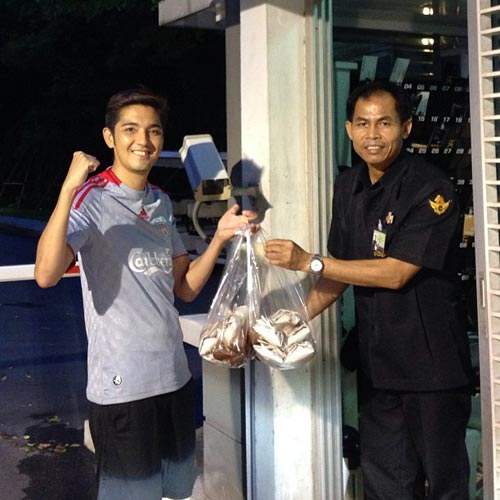 หนุ่ม ศรราม ทั้งหล่อทั้งใจบุญ แจกของสร้างรอยยิ้มให้ผู้คน หนุ่ม ศรราม ทั้งหล่อทั้งใจบุญ แจกของสร้างรอยยิ้มให้ผู้คน