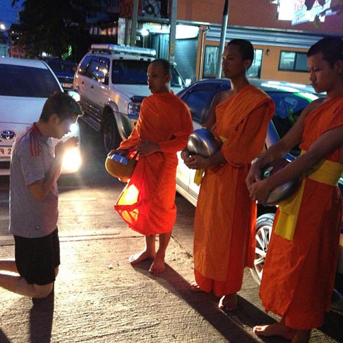 หนุ่ม ศรราม ทั้งหล่อทั้งใจบุญ แจกของสร้างรอยยิ้มให้ผู้คน หนุ่ม ศรราม ทั้งหล่อทั้งใจบุญ แจกของสร้างรอยยิ้มให้ผู้คน