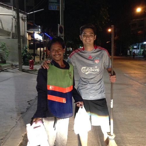 หนุ่ม ศรราม ทั้งหล่อทั้งใจบุญ แจกของสร้างรอยยิ้มให้ผู้คน หนุ่ม ศรราม ทั้งหล่อทั้งใจบุญ แจกของสร้างรอยยิ้มให้ผู้คน