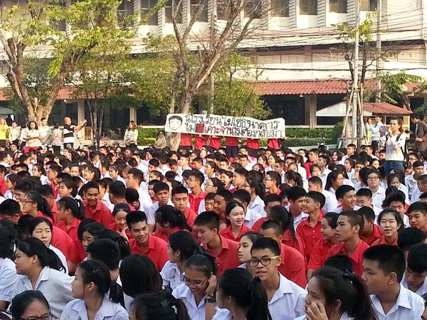 สตรีวิทยา 2 วุ่นอีก นักเรียน-ผู้ปกครองชูป้ายคัดค้าน ผอ.พชรพงศ์ คัมแบ็ค สตรีวิทยา 2 วุ่นอีก นักเรียน-ผู้ปกครองชูป้ายคัดค้าน ผอ.พชรพงศ์ คัมแบ็ค