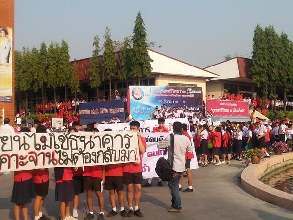 สตรีวิทยา 2 วุ่นอีก นักเรียน-ผู้ปกครองชูป้ายคัดค้าน ผอ.พชรพงศ์ คัมแบ็ค สตรีวิทยา 2 วุ่นอีก นักเรียน-ผู้ปกครองชูป้ายคัดค้าน ผอ.พชรพงศ์ คัมแบ็ค