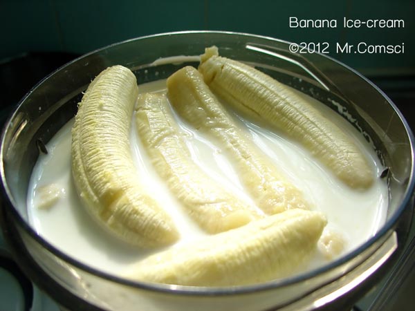 นำกล้วย นมสด และ น้ำตาล มาปั่นรวมกัน จนเนื้อเข้ากัน นำกล้วย นมสด และ น้ำตาล มาปั่นรวมกัน จนเนื้อเข้ากัน