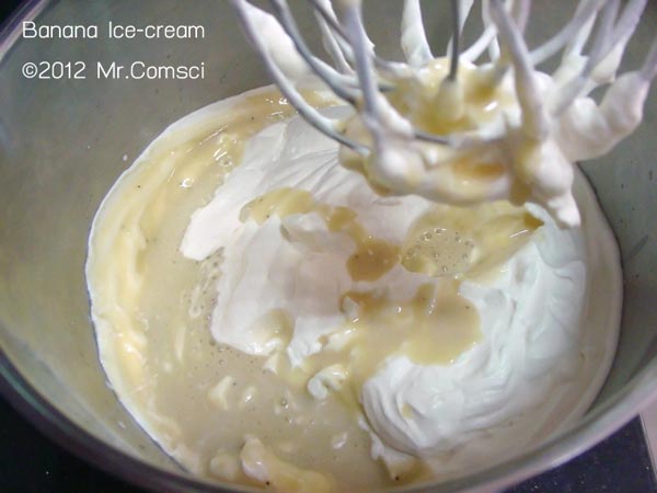 เทส่วนผสมกล้วยปั่นลงไปในวิปครีม เทส่วนผสมกล้วยปั่นลงไปในวิปครีม