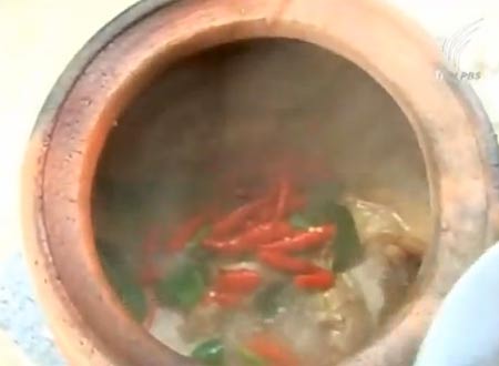 ต้มยำแห้งผักเป็ดอบหม้อดิน