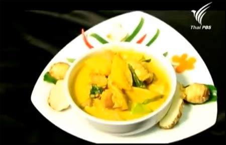 แกงคั่วกระดูกหมูอ่อนใส่แก่นตะวัน