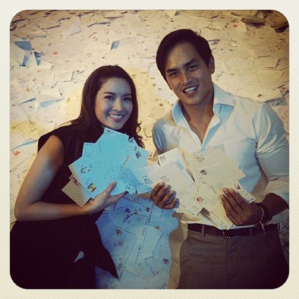 ซุปตาร์ร่วมแจม จับไปรษณียบัตรทายผลบอล