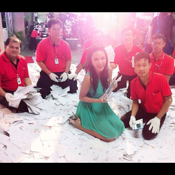 ซุปตาร์ร่วมแจม จับไปรษณียบัตรทายผลบอล