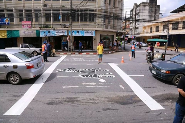 กระบี่เป็นปลื้ม ภาพม้าลายบนทางข้ามถนนที่แรกของไทย กระบี่เป็นปลื้ม ภาพม้าลายบนทางข้ามถนนที่แรกของไทย
