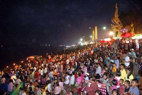 นักท่องเที่ยวรอชมบั้งไฟพญานาค นักท่องเที่ยวรอชมบั้งไฟพญานาค
