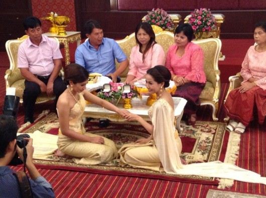 เลสเบี้ยน แต่งงาน คู่รักเลสเบี้ยน สวมชุดเจ้าสาวแต่งงาน เลสเบี้ยน แต่งงาน คู่รักเลสเบี้ยน สวมชุดเจ้าสาวแต่งงาน