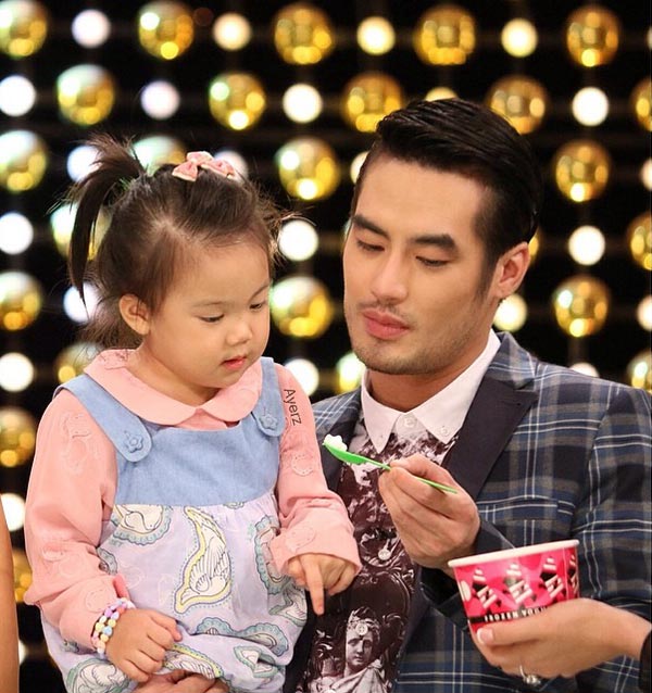 น้องวันใหม่ และครอบครัวฉัตรบริรักษ์ ในรายการสามแซ่บ น้องวันใหม่ และครอบครัวฉัตรบริรักษ์ ในรายการสามแซ่บ