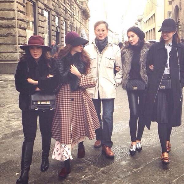 พลอย เฌอมาลย์ พร้อมเพื่อนสาว อวดแฟชั่นสุดเริ่ด เที่ยวมิลาน อิตาลี พลอย เฌอมาลย์ พร้อมเพื่อนสาว อวดแฟชั่นสุดเริ่ด เที่ยวมิลาน อิตาลี