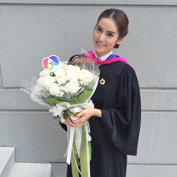 ดารารับปริญญา ม.รังสิต ดารารับปริญญา ม.รังสิต