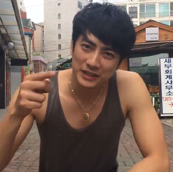 ฟิล์ม รัฐภูมิ ทำ Ice Bucket Challenge ซวยโดนตำรวจจับ ปรับ 5,000 ฟิล์ม รัฐภูมิ ทำ Ice Bucket Challenge ซวยโดนตำรวจจับ ปรับ 5,000