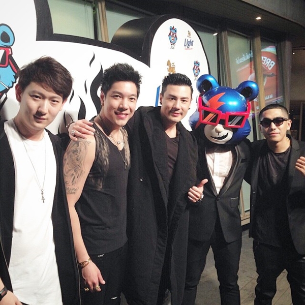 พลอย-จอห์น ถ่ายภาพร่วมเฟรม โดม-เมทัล พลอย-จอห์น ถ่ายภาพร่วมเฟรม โดม-เมทัล