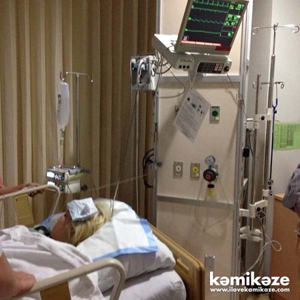 หวาย กามิกาเซ่ ถูกหามส่ง ICU ตกมอเตอร์ไซค์หัวฟาดพื้น-กะโหลกร้าว หวาย กามิกาเซ่ ถูกหามส่ง ICU ตกมอเตอร์ไซค์หัวฟาดพื้น-กะโหลกร้าว