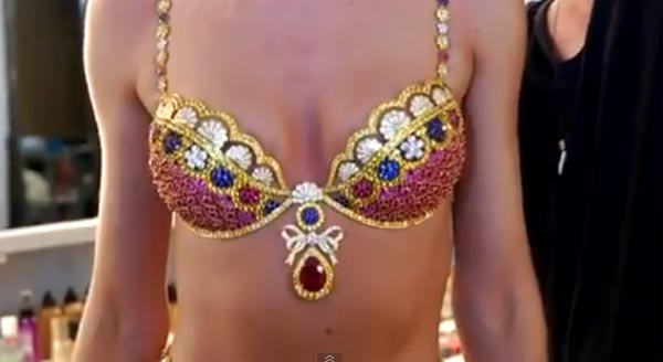 วิกตอเรีย ซีเคร็ท โชว์ชุดชั้นในทองคำฝังเพชร กว่า 300 ล้านบาท วิกตอเรีย ซีเคร็ท โชว์ชุดชั้นในทองคำฝังเพชร กว่า 300 ล้านบาท