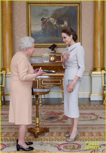 แองเจลินา โจลี เฝ้าควีนอลิซาเบธ รับพระราชทานเครื่องราชอิสริยาภรณ์ แองเจลินา โจลี เฝ้าควีนอลิซาเบธ รับพระราชทานเครื่องราชอิสริยาภรณ์