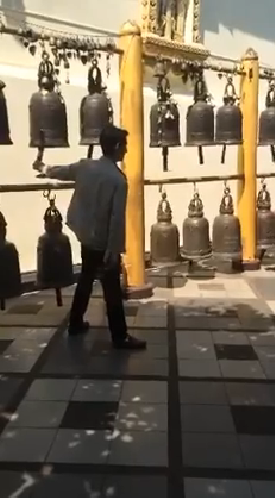 คลิปนักท่องเที่ยวจีนยกเท้าถีบระฆังวัดพระธาตุดอยสุเทพ คลิปนักท่องเที่ยวจีนยกเท้าถีบระฆังวัดพระธาตุดอยสุเทพ