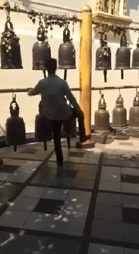 คลิปนักท่องเที่ยวจีนยกเท้าถีบระฆังวัดพระธาตุดอยสุเทพ คลิปนักท่องเที่ยวจีนยกเท้าถีบระฆังวัดพระธาตุดอยสุเทพ