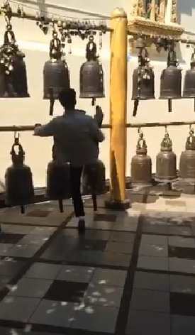 คลิปนักท่องเที่ยวจีนยกเท้าถีบระฆังวัดพระธาตุดอยสุเทพ คลิปนักท่องเที่ยวจีนยกเท้าถีบระฆังวัดพระธาตุดอยสุเทพ