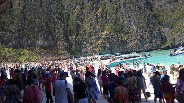 ภาพนี้อย่างอึ้ง นักท่องเที่ยวทะลักอ่าวมาหยา ธรรมชาติกำลังถูกย่ำยี ภาพนี้อย่างอึ้ง นักท่องเที่ยวทะลักอ่าวมาหยา ธรรมชาติกำลังถูกย่ำยี
