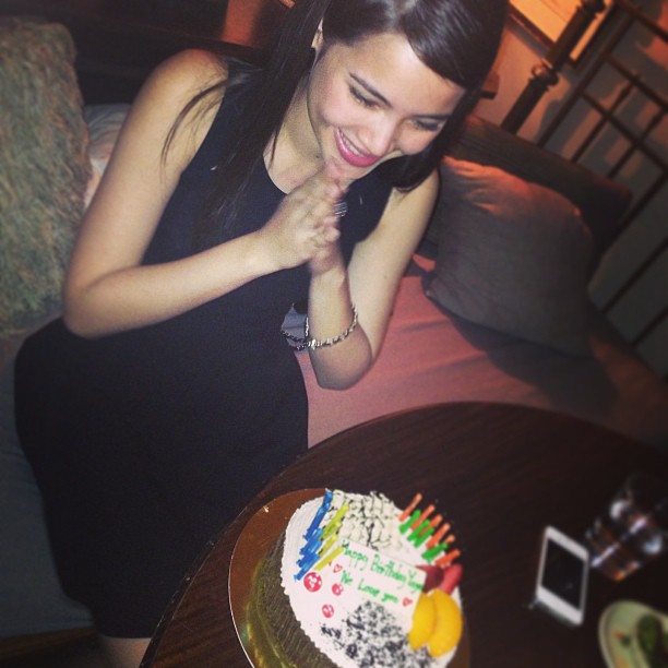 ญาญ่า แฮปปี้ วันเกิดครบ 20 ปี เหล่าผู้จัดฯ ทำเค้กเซอร์ไพรส์