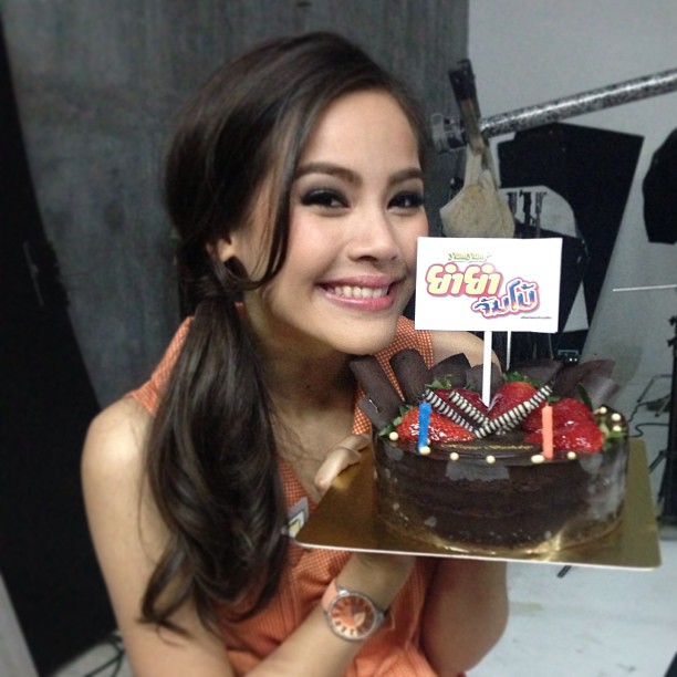 ญาญ่า แฮปปี้ วันเกิดครบ 20 ปี เหล่าผู้จัดฯ ทำเค้กเซอร์ไพรส์