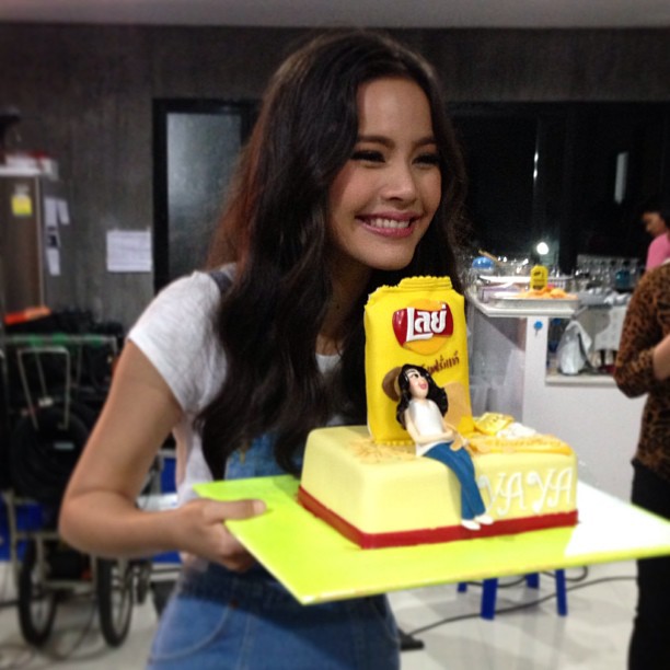 ญาญ่า แฮปปี้ วันเกิดครบ 20 ปี เหล่าผู้จัดฯ ทำเค้กเซอร์ไพรส์